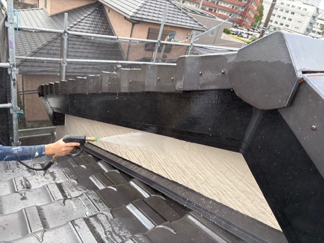 久留米市梅満町-外壁塗装-破風板の高圧洗浄中-H様邸
