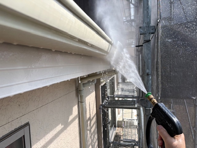 みやき町-外壁塗装-雨樋の高圧洗浄中-T様邸