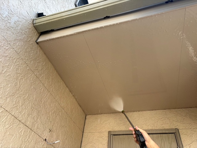みやき町-外壁塗装-軒天の高圧洗浄中-T様邸